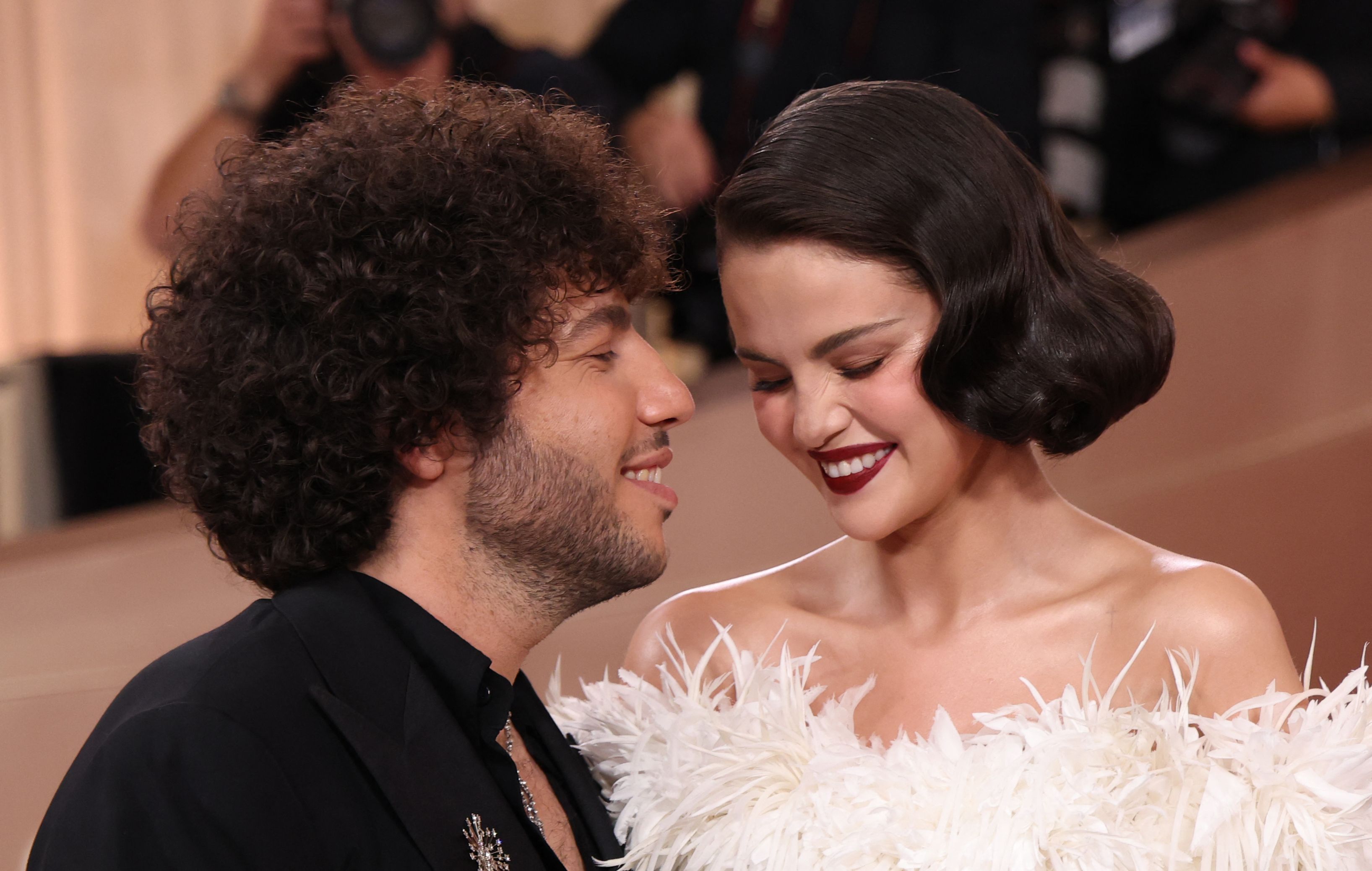 El músico estadounidense Benny Blanco y la actriz estadounidense Selena Gomez asisten a la 83 edición anual de los Premios Globo de Oro.  (Foto Prensa Libre: AFP)