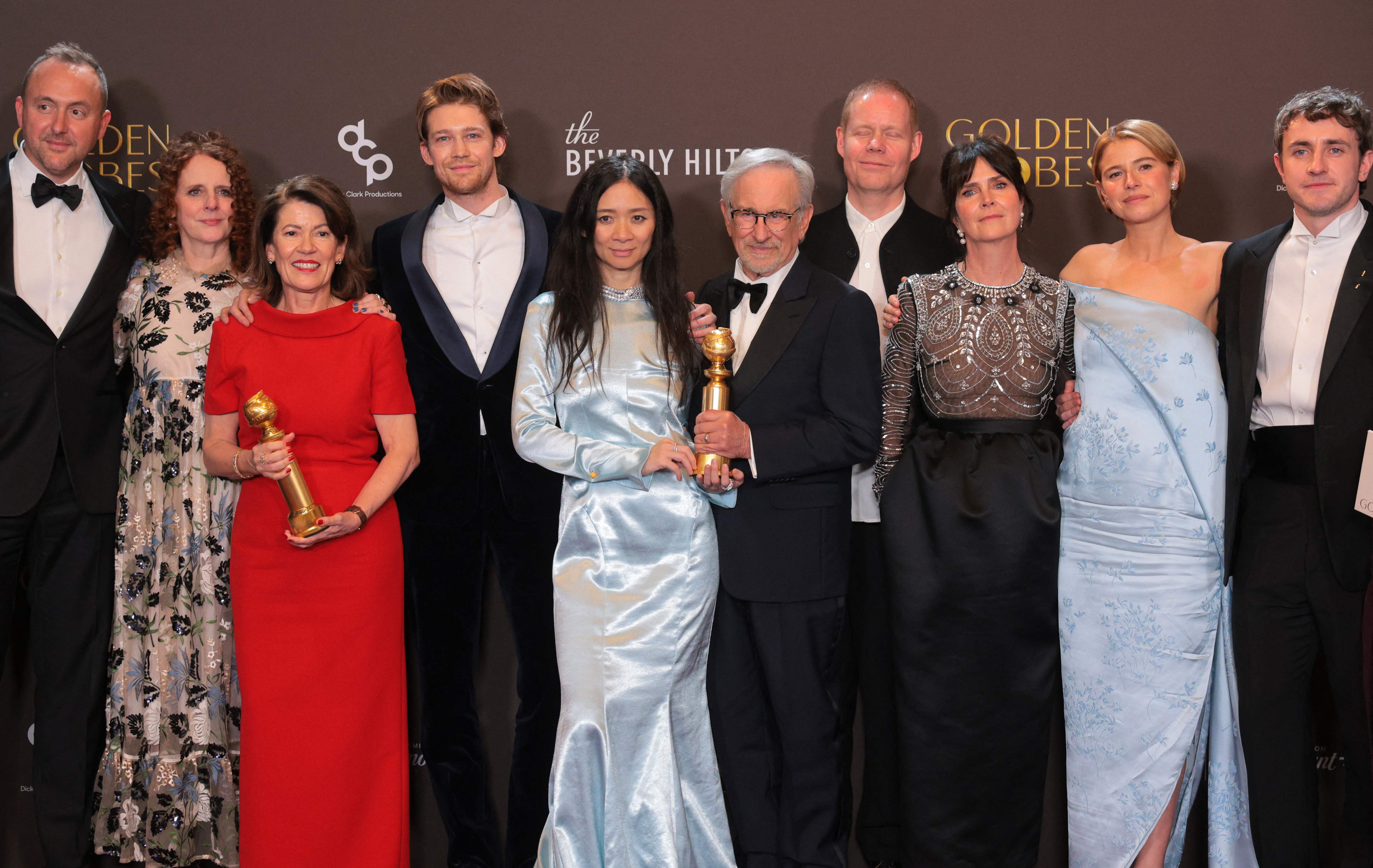 ganadores del premio a la Mejor Película Dramática por "Hamnet", posan en la sala de prensa durante la 83.ª edición de los Globos de Oro en el hotel Beverly Hilton de Beverly Hills, California, el 11 de enero de 2026.  (Foto Prensa Libre: AFP)