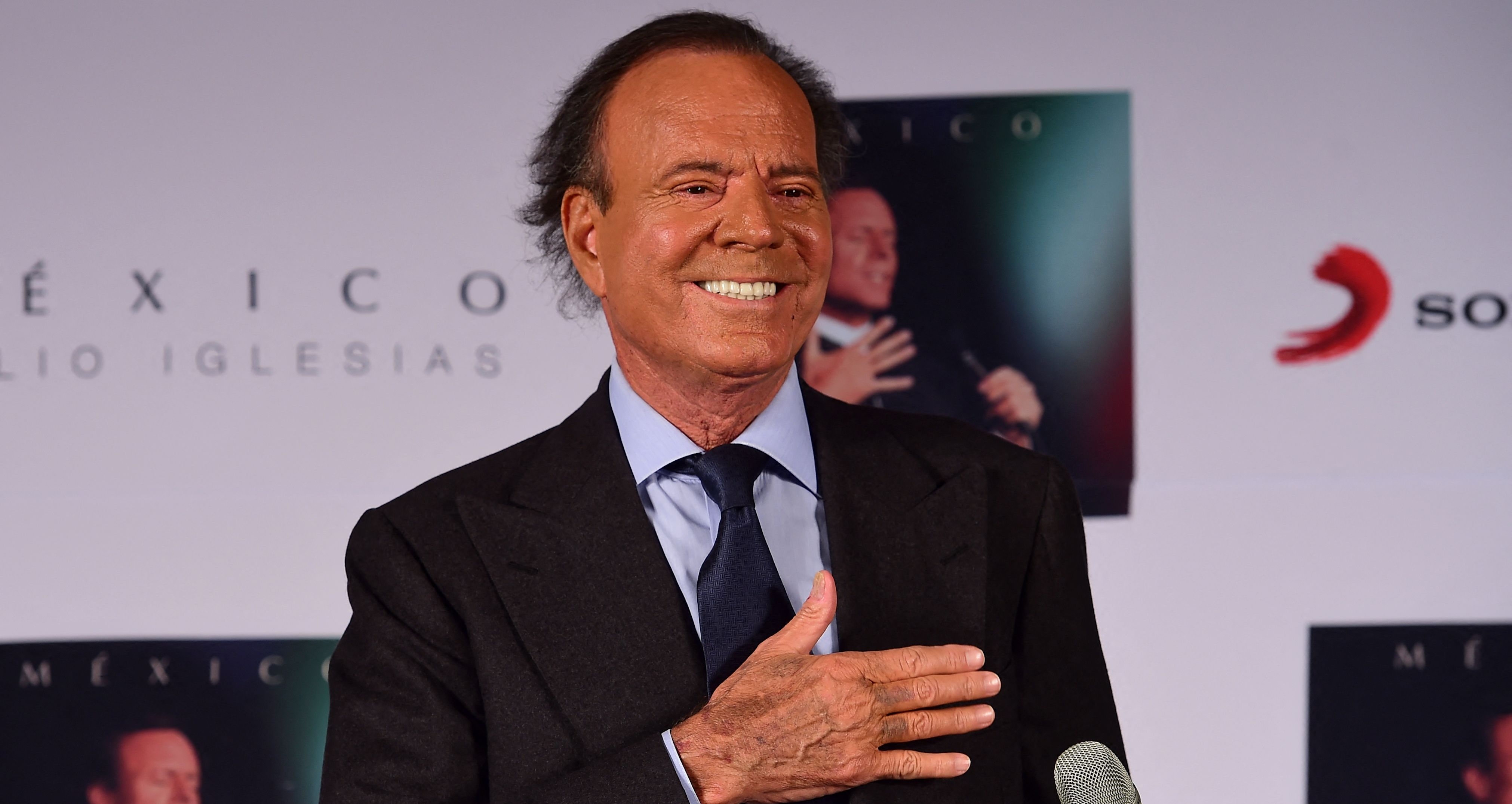 Dos exempleados de Julio Iglesias lo demandaron ante la justicia española tras denunciar, en una investigación periodística publicada el 13 de enero de 2026, presuntas agresiones y acoso sexual por parte del cantante español.  (Foto Prensa Libre: AFP)