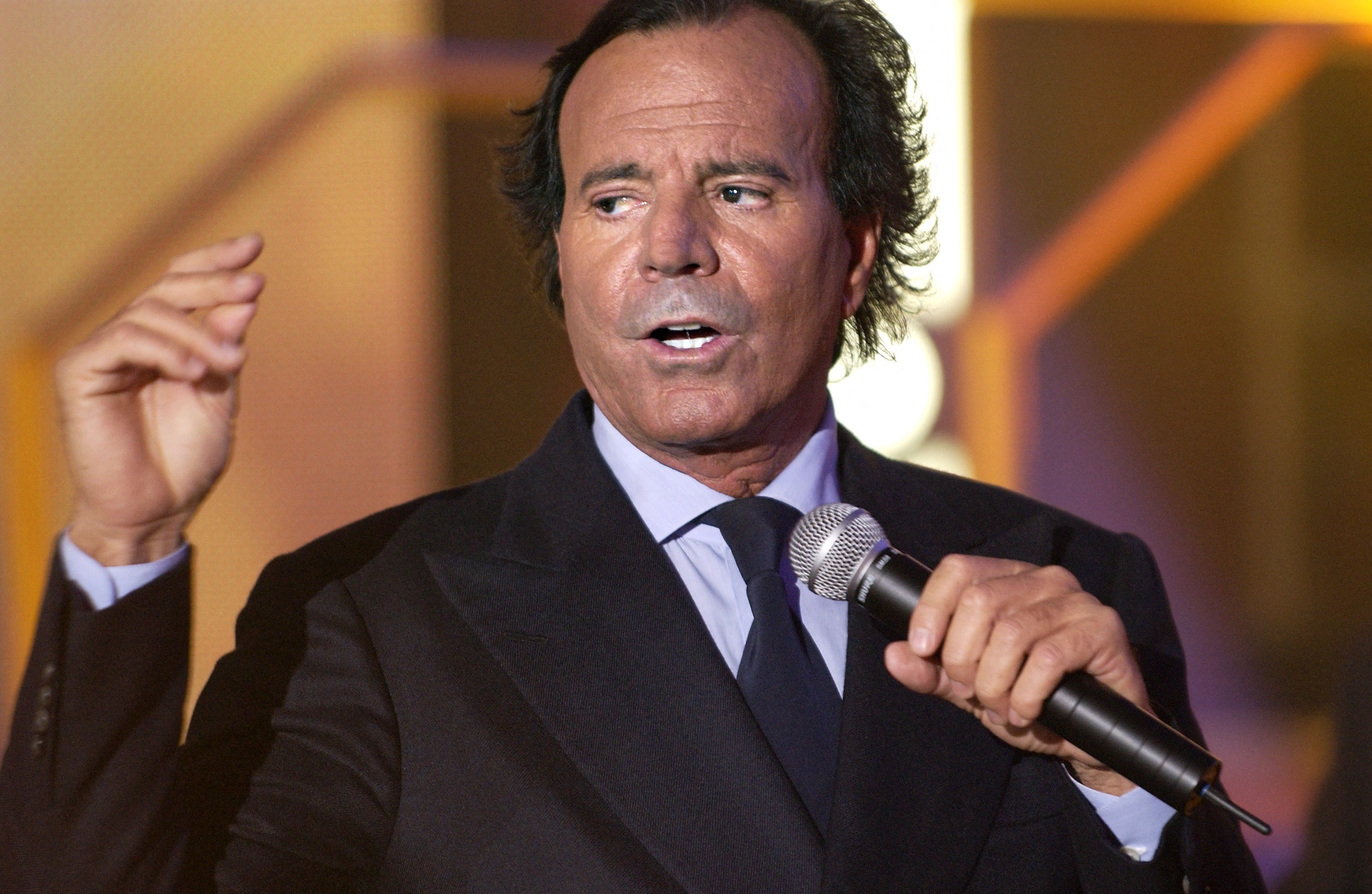 (FILES) Spanish singer Julio Iglesias sings during the Telethon television program in Paris on December 6, 2003. Two former employees of Julio Iglesias sue him before the Spanish justice, after denouncing in a journalistic investigation published this January 13, 2026 alleged assaults and sexual harassment by the Spanish singer. Legal sources confirmed to AFP that a complaint against Iglesias was filed on January 5 and is being examined. (Photo by Bertrand GUAY / AFP)