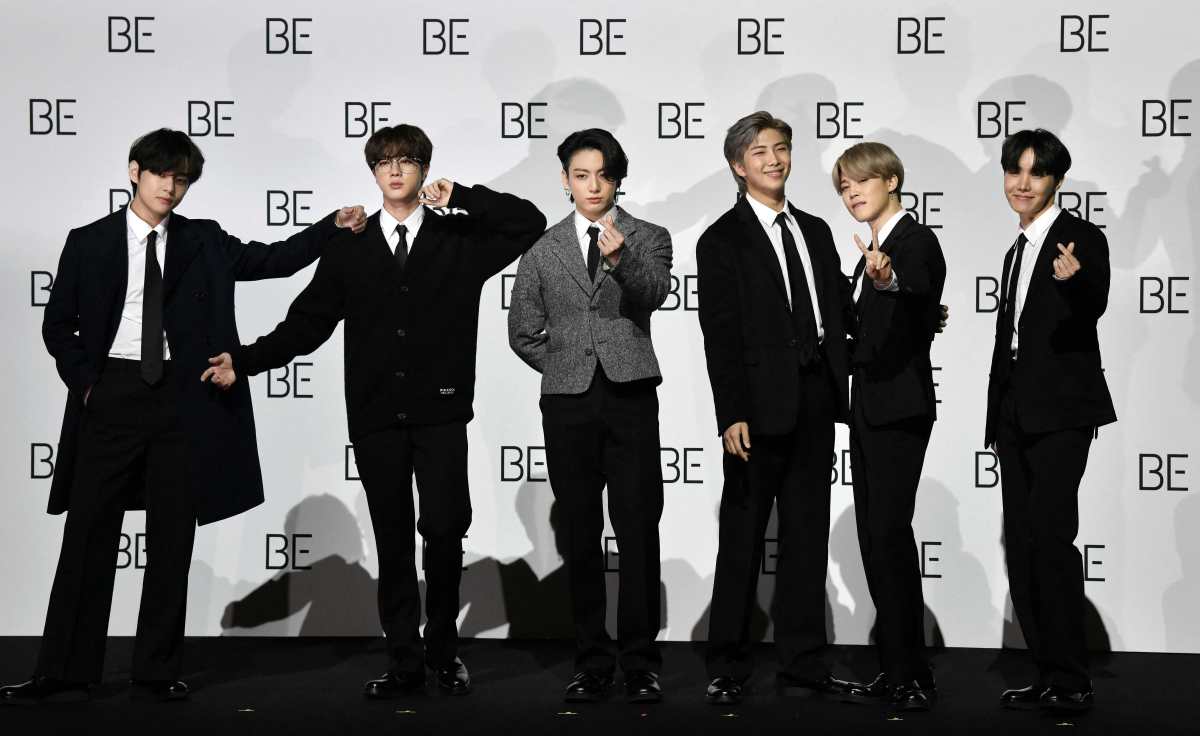 Los miembros de la banda surcoreana de K-pop BTS V, Jin, Jung Kook, RM, Jimin y J-Hope posan para una sesión de fotos en 2020. Las megaestrellas del K-pop BTS comenzarán su primera gira mundial en cuatro años en abril de 2026 y Netflix tiene proyectos especiales con ellos como un concierto transmitido en vivo. (Foto Prensa Libre: AFP)