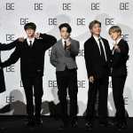 Los miembros de la banda surcoreana de K-pop BTS V, Jin, Jung Kook, RM, Jimin y J-Hope posan para una sesión de fotos en 2020. Las megaestrellas del K-pop BTS comenzarán su primera gira mundial en cuatro años en abril de 2026 y Netflix tiene proyectos especiales con ellos como un concierto transmitido en vivo. (Foto Prensa Libre: AFP)