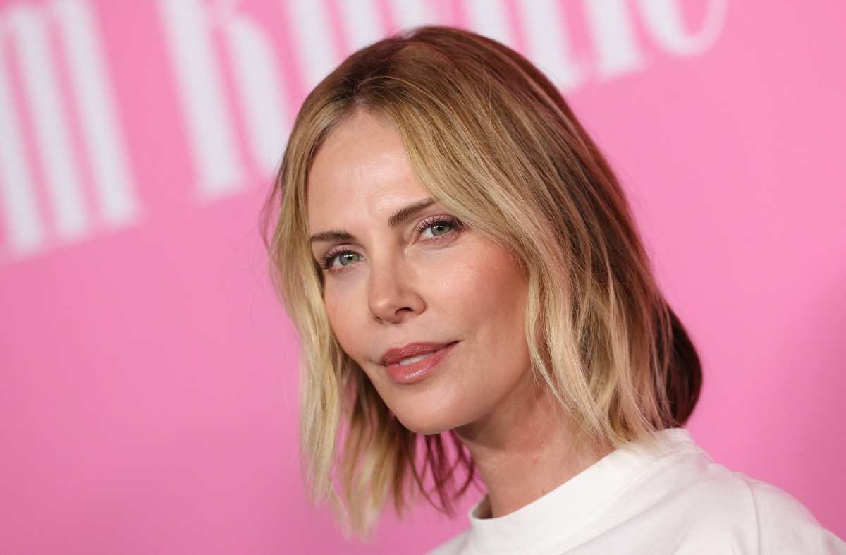 “Se veía increíble”: Charlize Theron elogia la transformación física de Matt Damon y admite que no podía dejar de mirarlo