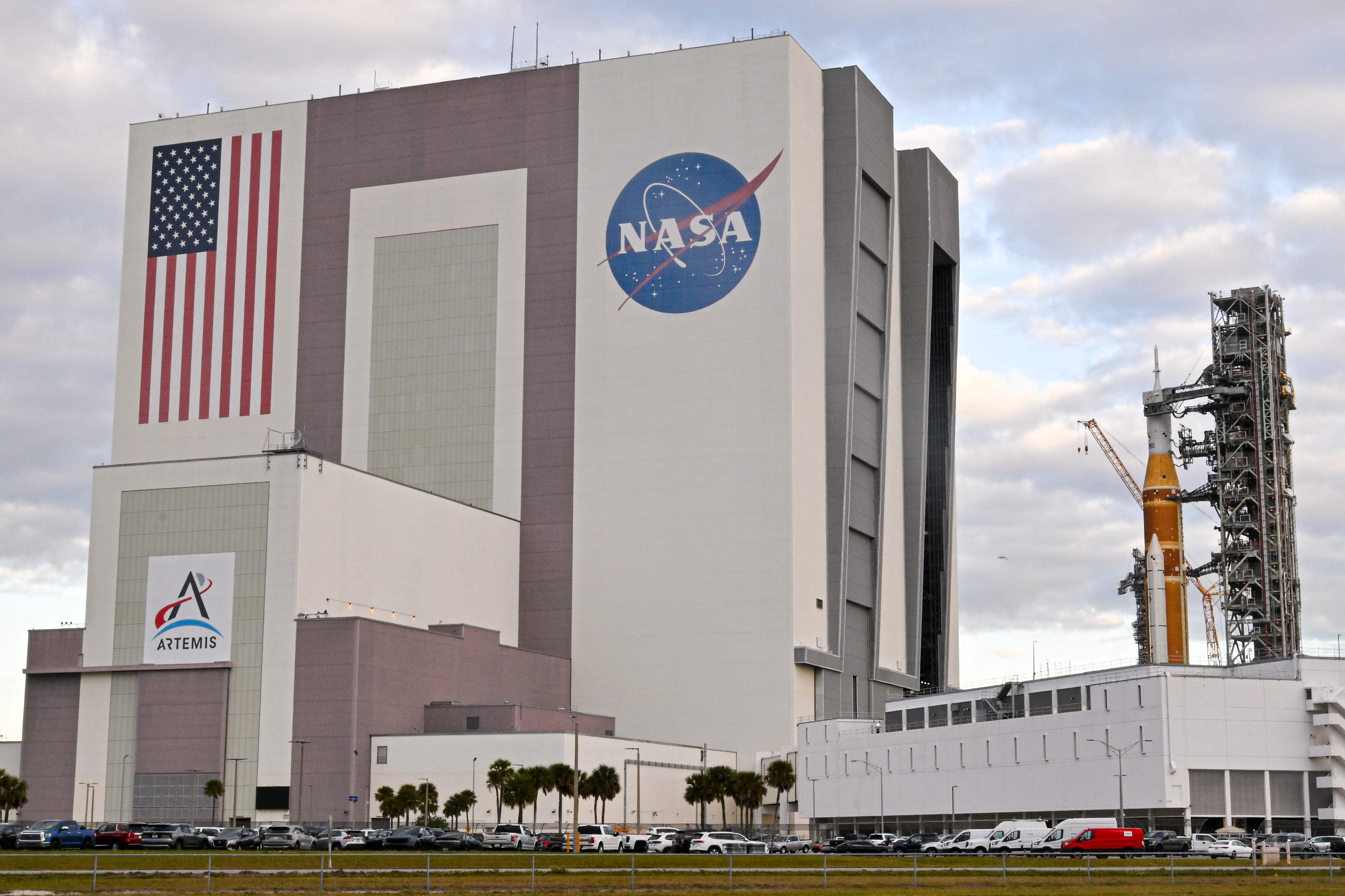 Así avanza la NASA en el rescate del telescopio espacial Swift para frenar su caída a la Tierra