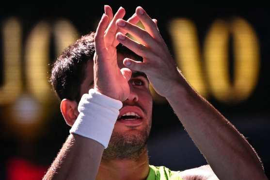 Spain's Carlos Alcaraz celebrates after winning against Germany's Yannick Hanfmann during their men's singles match on day four of the Australian Open tennis tournament in Melbourne on January 21, 2026. (Photo by WILLIAM WEST / AFP) / -- IMAGE RESTRICTED TO EDITORIAL USE - STRICTLY NO COMMERCIAL USE --