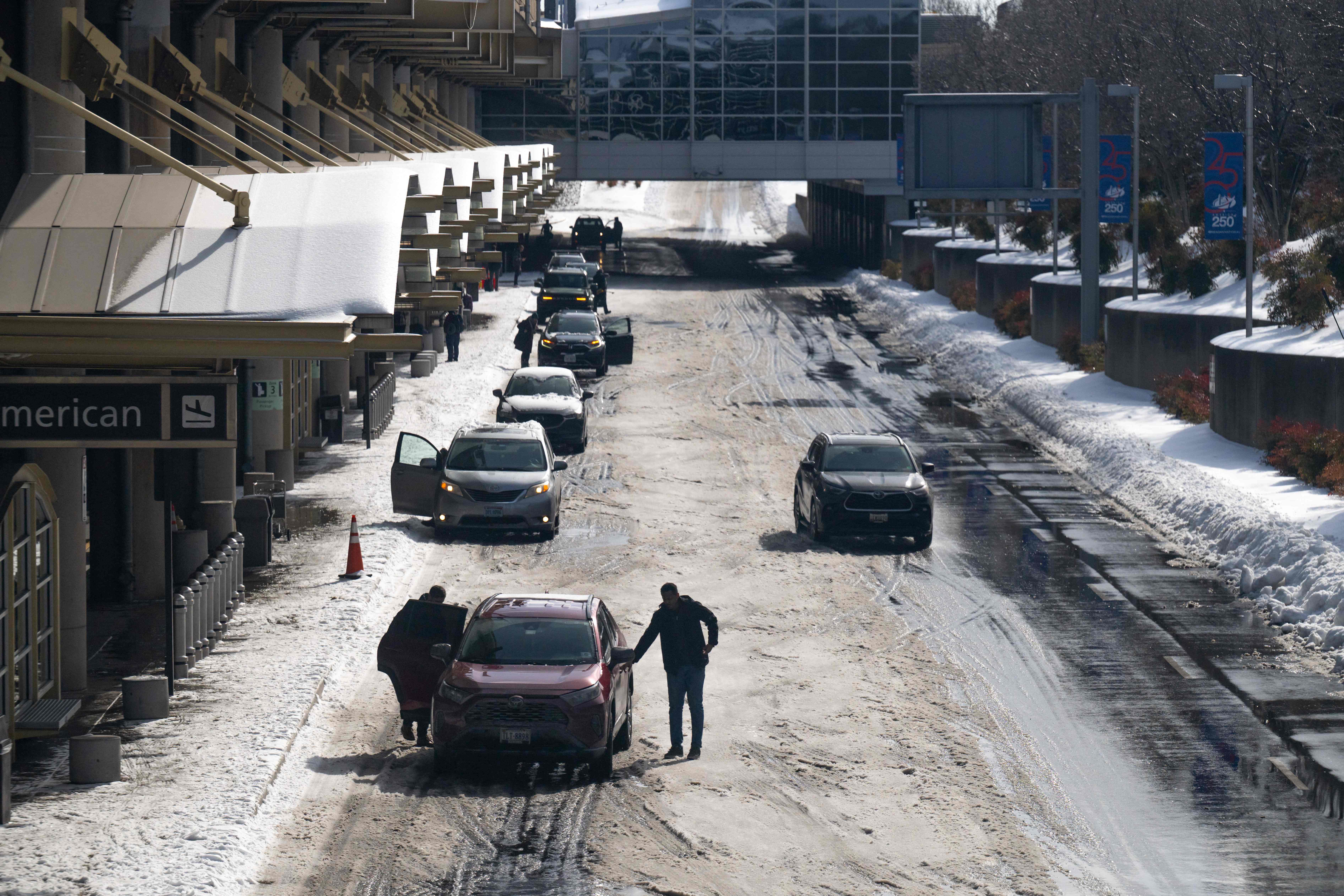 Cómo se encuentran algunas carreteras en EE. UU. por el paso de la tormenta invernal Fern