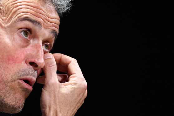 Paris Saint-Germain's Spanish headcoach Luis Enrique touches his eye during a press conference at the Campus Paris Saint-Germain in Poissy, in the western outskirts of Paris on January 27, 2026, on the eve of the UEFA Champions League first round day 8 football match between Paris Saint-Germain and Newcastle. (Photo by FRANCK FIFE / AFP)