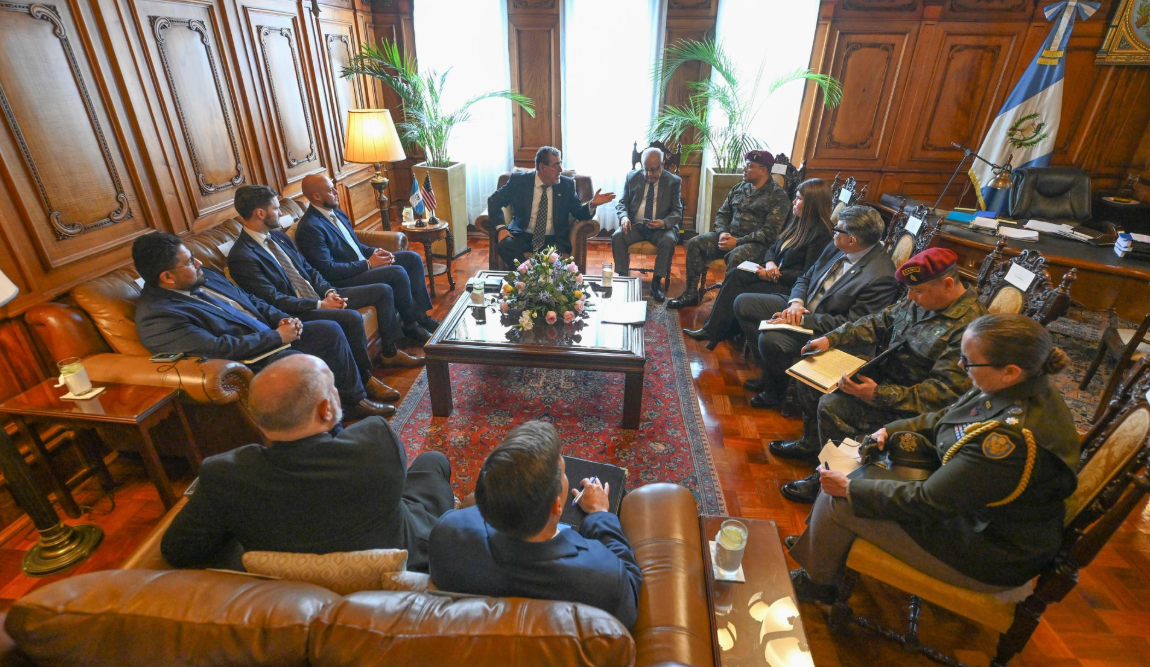 ARÉVALO SE REUNE CON DELEGACIÓN DE ESTADOS UNIDOS