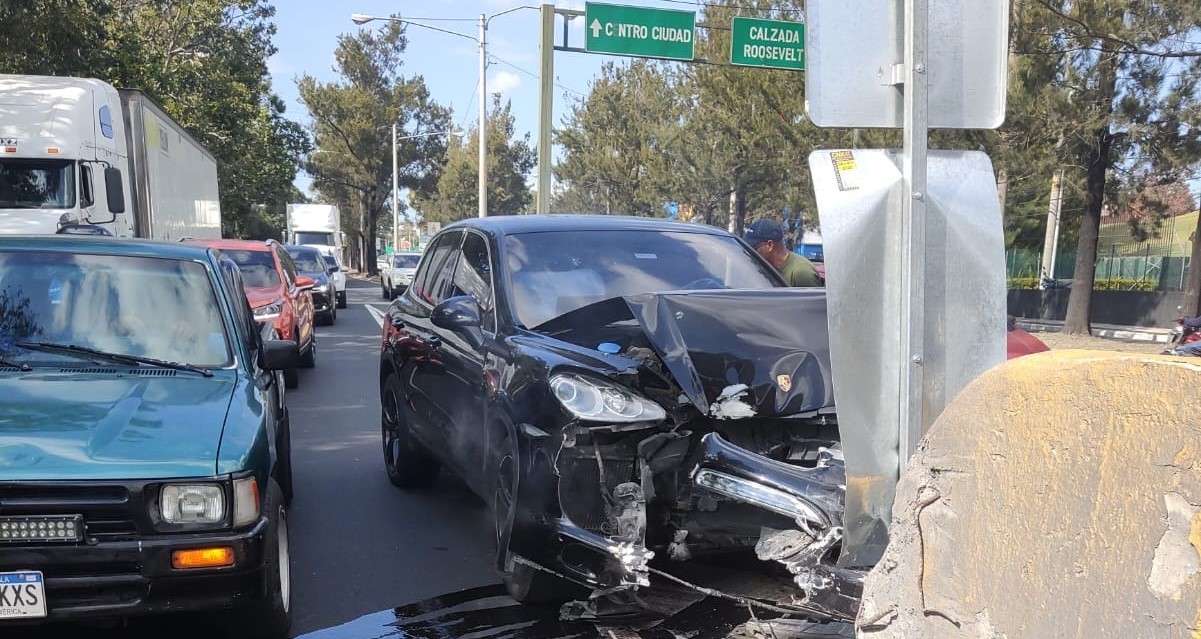 Vehículo colisiona contra la estructura del puente del Periférico, frente a la colonia San Jorge, zona 11. El tránsito en el área presenta complicaciones. (Foto Prensa Libre: Tomada de @PMTMuniGuate)