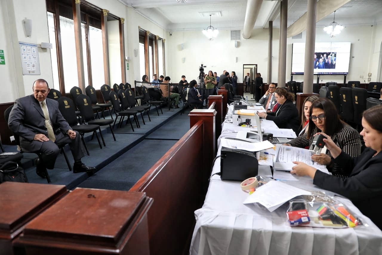 Actual PDH entrega papelería como aspirante a magistrado del TSE ante la Comisión de Postulación en Casa Larrazábal