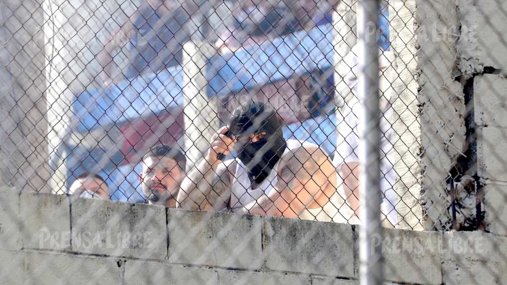 Aldo Dupie Ochoa Mejía, alias “El Lobo”, encapuchado y portando un arma durante los motines registrados en cárceles de Guatemala el 17 y 18 de enero del 2026.