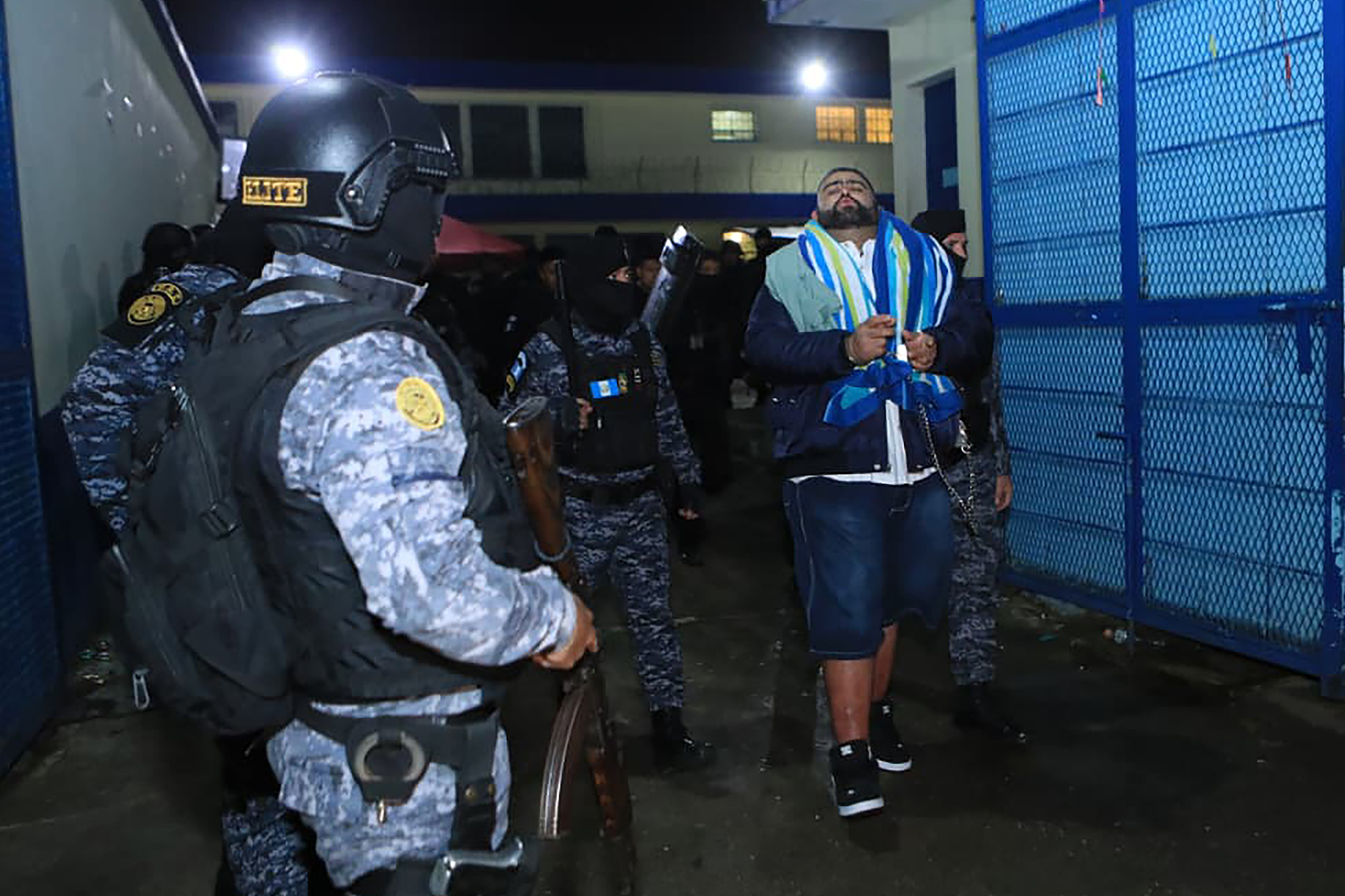 Aldo Dupie Ochoa Mejía, alias “Lobo”, cbecilla del Barrio 18, durante su traslado a Renovación 1. Cumple 80 años de prisión y es vinculado a la reciente ola de violencia. (Foto Prensa Libre: EFE)