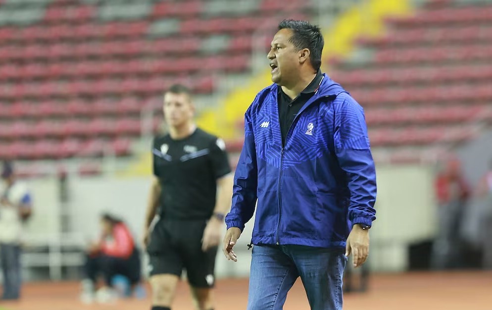 Amarini Villatoro habla del proyecto con el Club Sport Cartaginés de Costa Rica. (Foto cortesía La Nación).