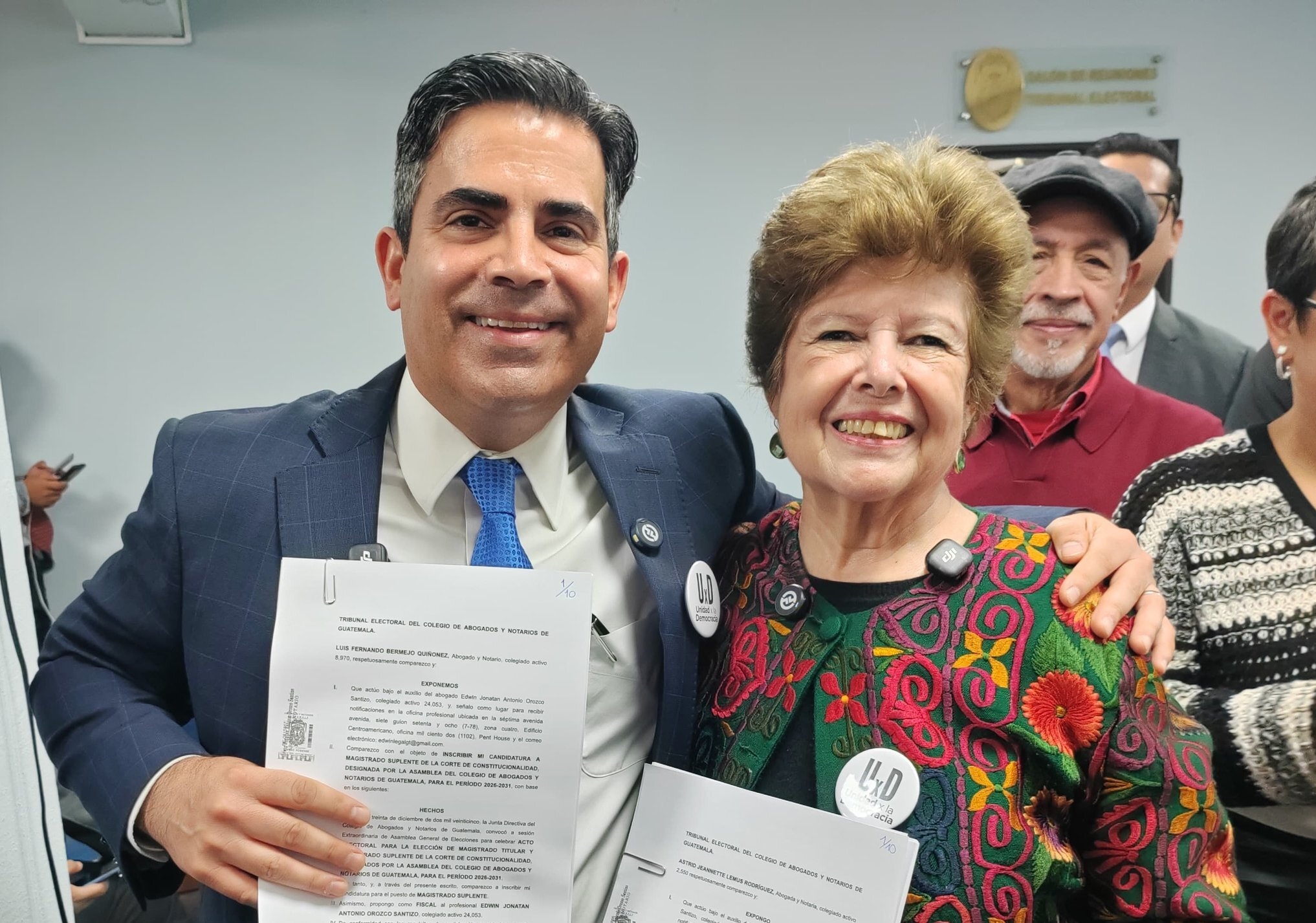 6.	Astrid Jeannette Lemus (titular) y Luis Bermejo Quiñonez (suplente) presentan su documentación para ser candidatos  en la elección del Colegio de Abogados para magistrados de la Corte de Constitucionalidad. (Foto Prensa Libre: Guatemala Visible / X).