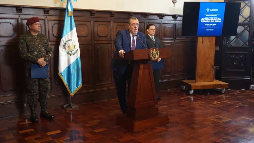 Presidente Bernardo Arévalo junto al ministro de Gobernación y el ministro de la Defensa, Henry Sáenz, durante conferencia sobre cárceles pendientes en Guatemala.