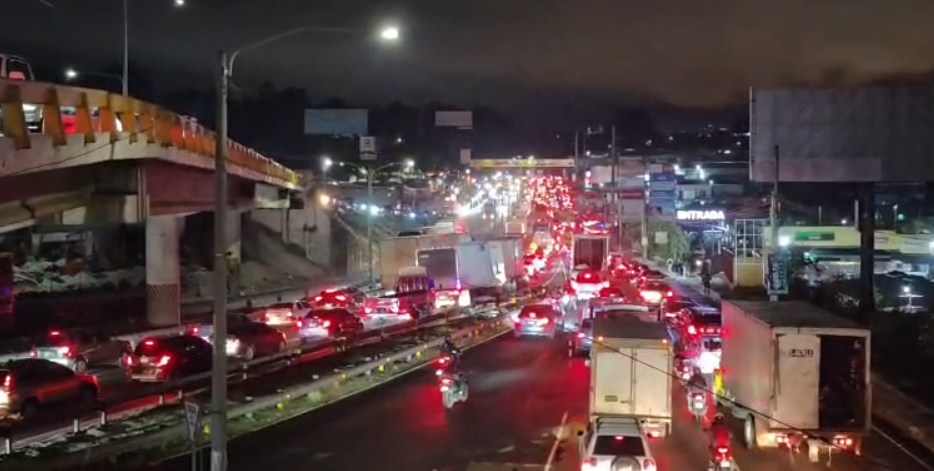 Accidentes, lluvia y tráileres varados colapsan el tránsito en la metrópoli