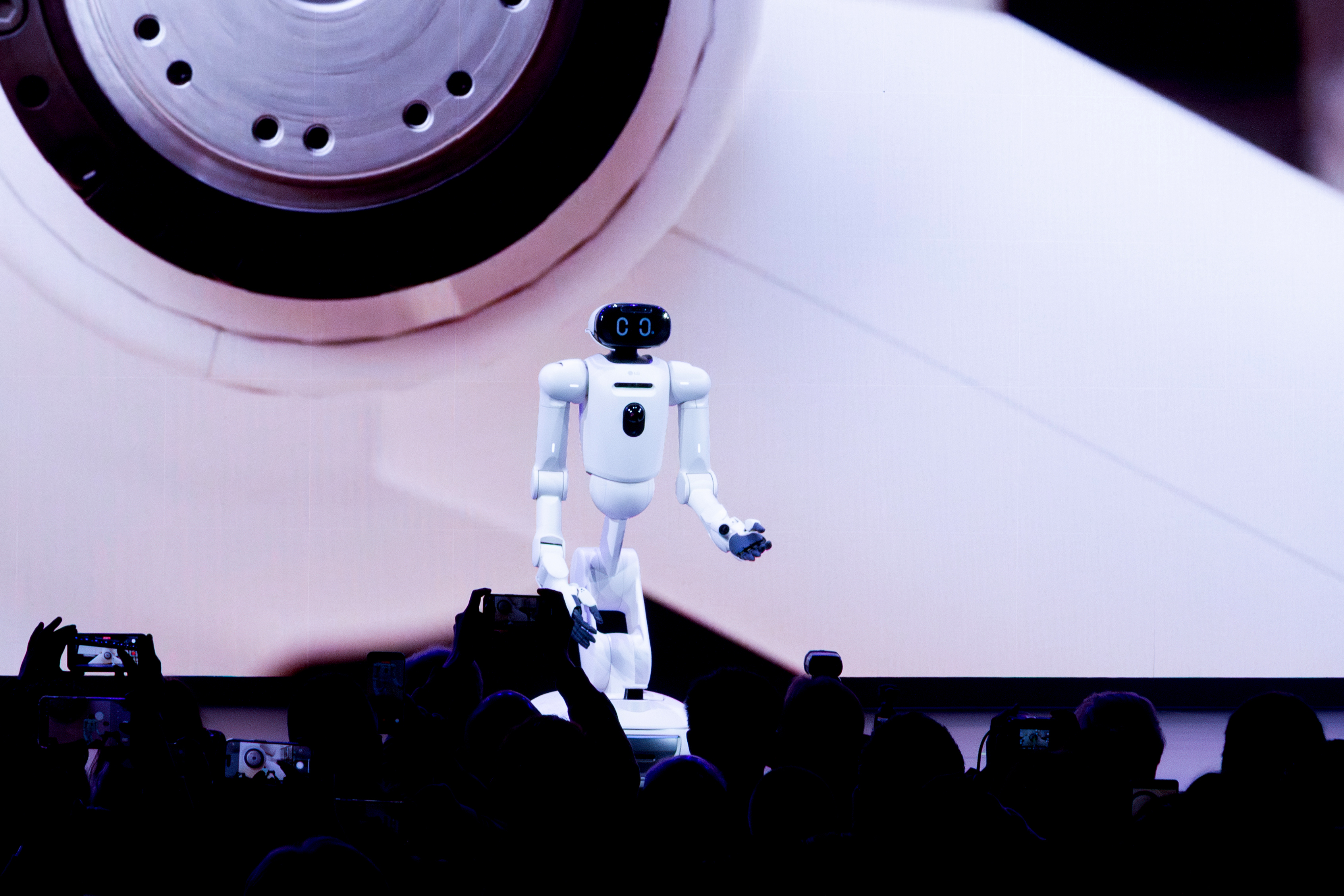 Fotografía del robot CLOiD durante la Feria de Electrónica de Consumidores 2026 (CES, en inglés) este lunes, en Las Vegas (Estados Unidos). EFE/ Luis Chacon