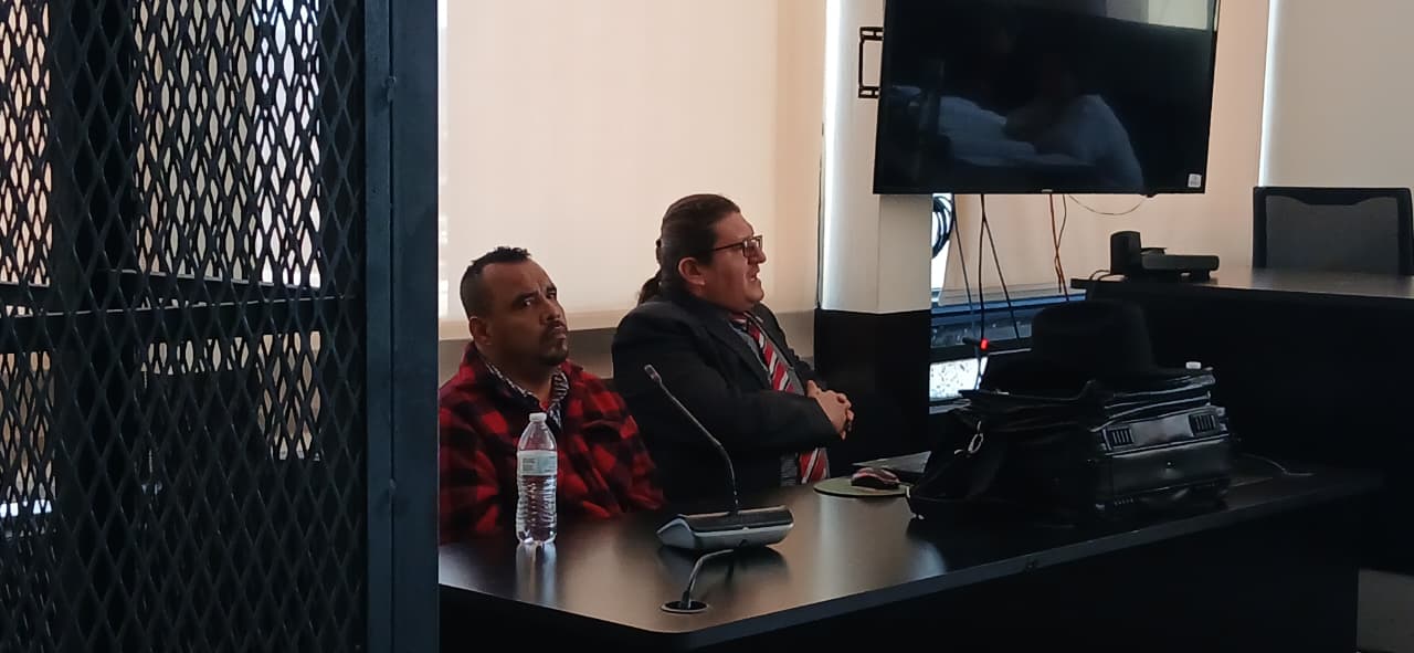 Alfredo Soto Soto, alias “Cazamoscas”, escucha a la jueza durante la audiencia de primera declaración en el Juzgado de Mayor Riesgo D. (Foto Prensa Libre: Cortesía)