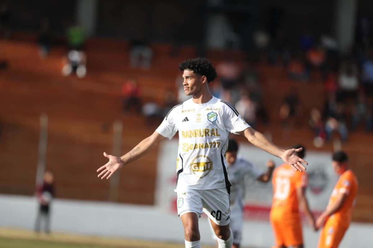 Comunicaciones vencía en condición de visitantes al cuadro de Achuapa en el arranque del torneo Clausura 2026. (Foto Prensa Libre: Douglas Suruy).