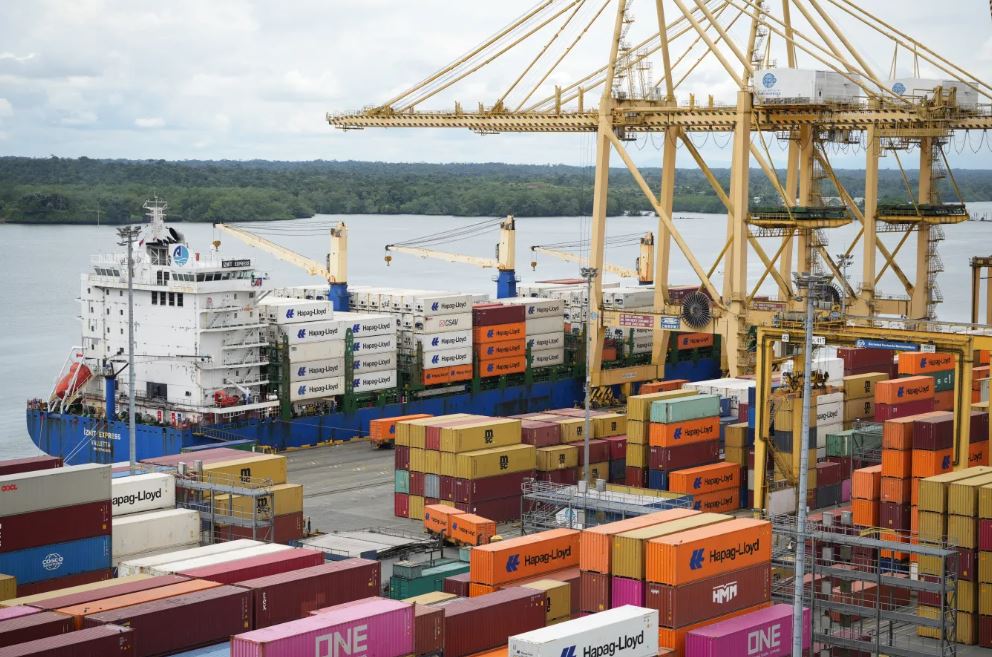 Contenedores en un buque en actividades en el puerto aranceles Estados Unidos