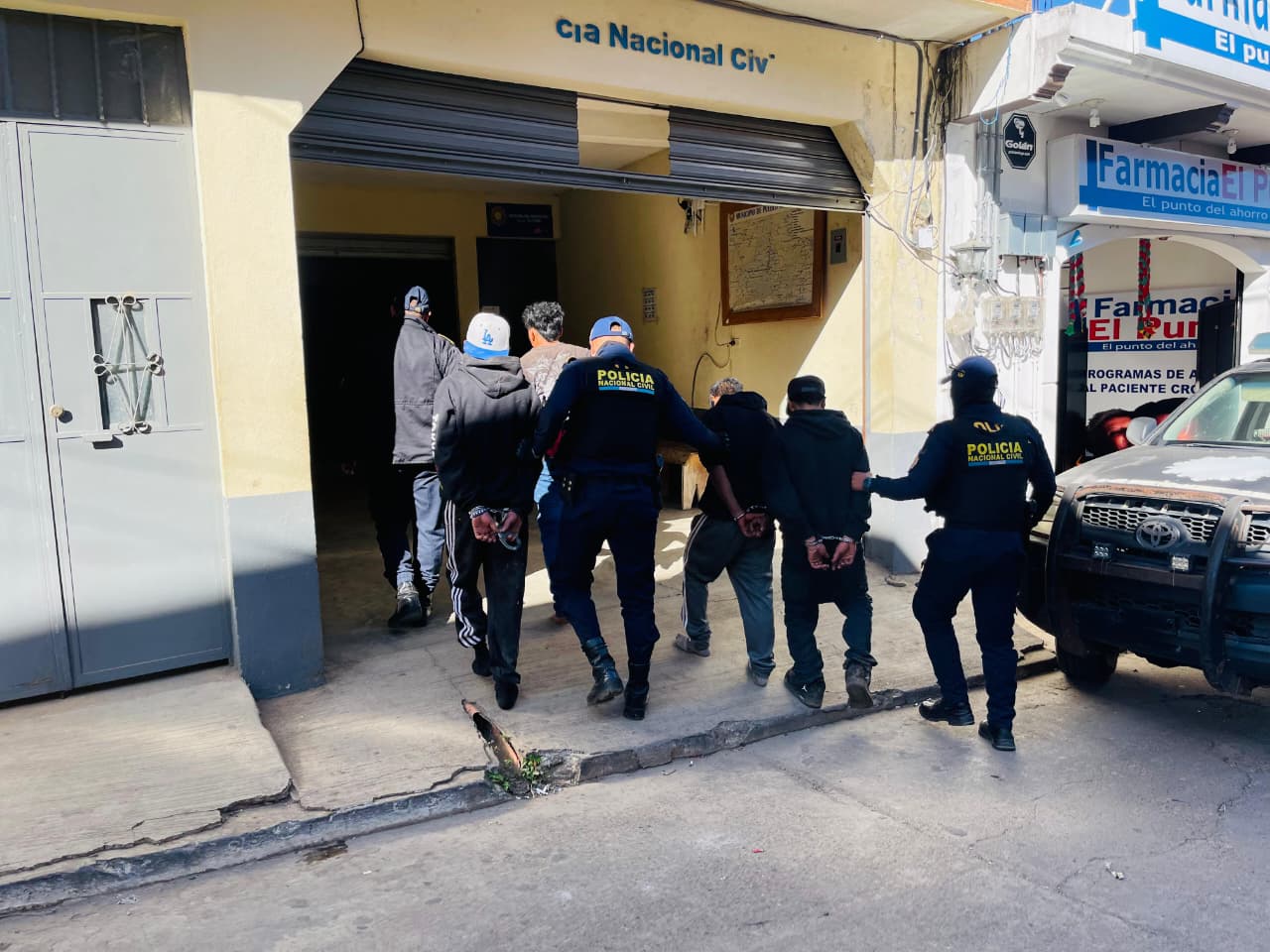 PNC traslada a cuatro capturados por muerte de adolescente en finca de Santa Rosa