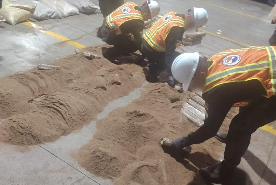 Decomisan más de 1 mil 500 paquetes de supuesta droga en Puerto Quetzal; continúa inspección de contenedores