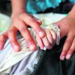 Rosalina Caal Chun, de 18 años lleva a su hija de 11 meses al centro de salud del Municipio de Tucuru Alta Verapaz donde los médicos la refieren a un centro de recuperación por el encontrase con desnutrición aguda
Prensa Libre. Erick Avila 27/06/2024