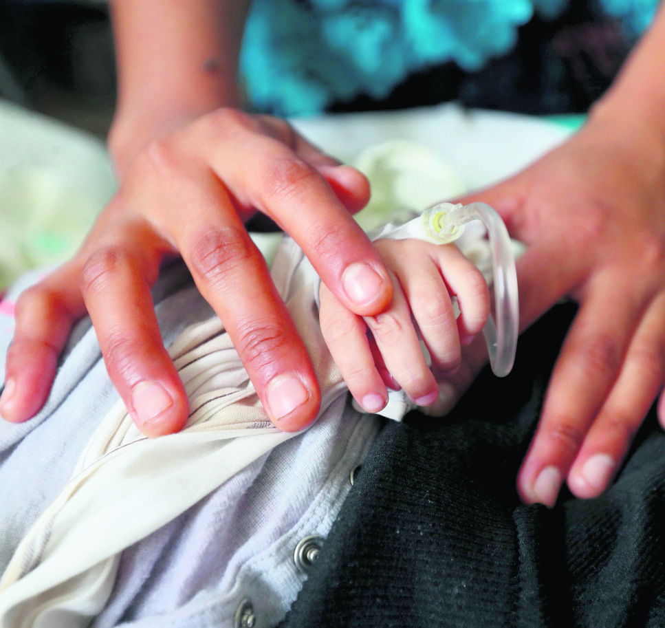 Rosalina Caal Chun, de 18 años lleva a su hija de 11 meses al centro de salud del Municipio de Tucuru Alta Verapaz donde los médicos la refieren a un centro de recuperación por el encontrase con desnutrición aguda  


Prensa Libre. Erick Avila   27/06/2024