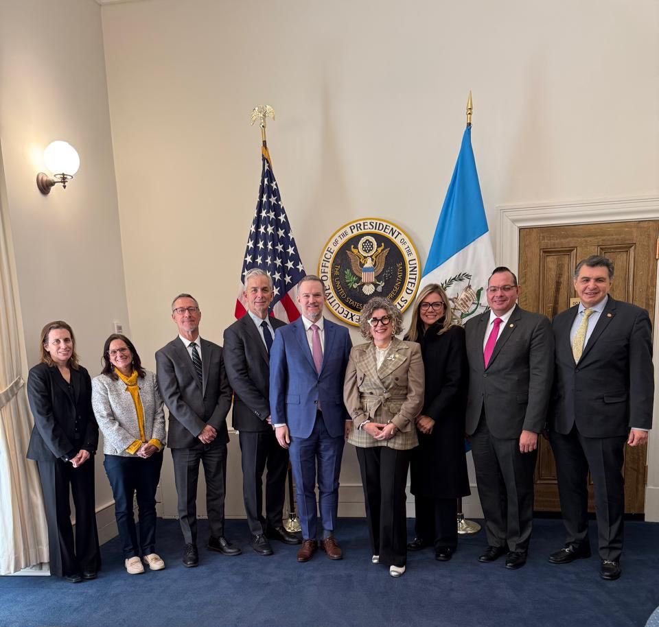 Autoridades de la Oficina del Representante Comercial de Estados Unidos (USTR, por sus siglas en inglés), con sede en Washington D. C., y del Ministerio de Economía (Mineco) de Guatemala firmaron este viernes 30 de enero en Washington D. C. el Acuerdo de Aranceles Recíprocos entre ambos países. (Foto Prensa Libre: Cortesía)