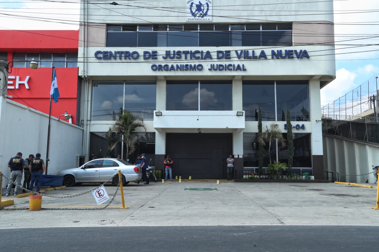 Dos-policias-de-Guatemala-muertos-frente-al-palacio-de-justcia-de-Villa-Nueva.jpeg