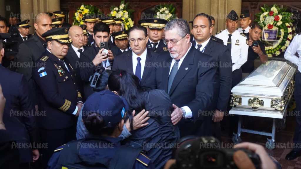 El presidente Bernardo Arévalo y el ministro de Gobernación brindan condolencias a familiares de agentes de la PNC durante honras fúnebres.