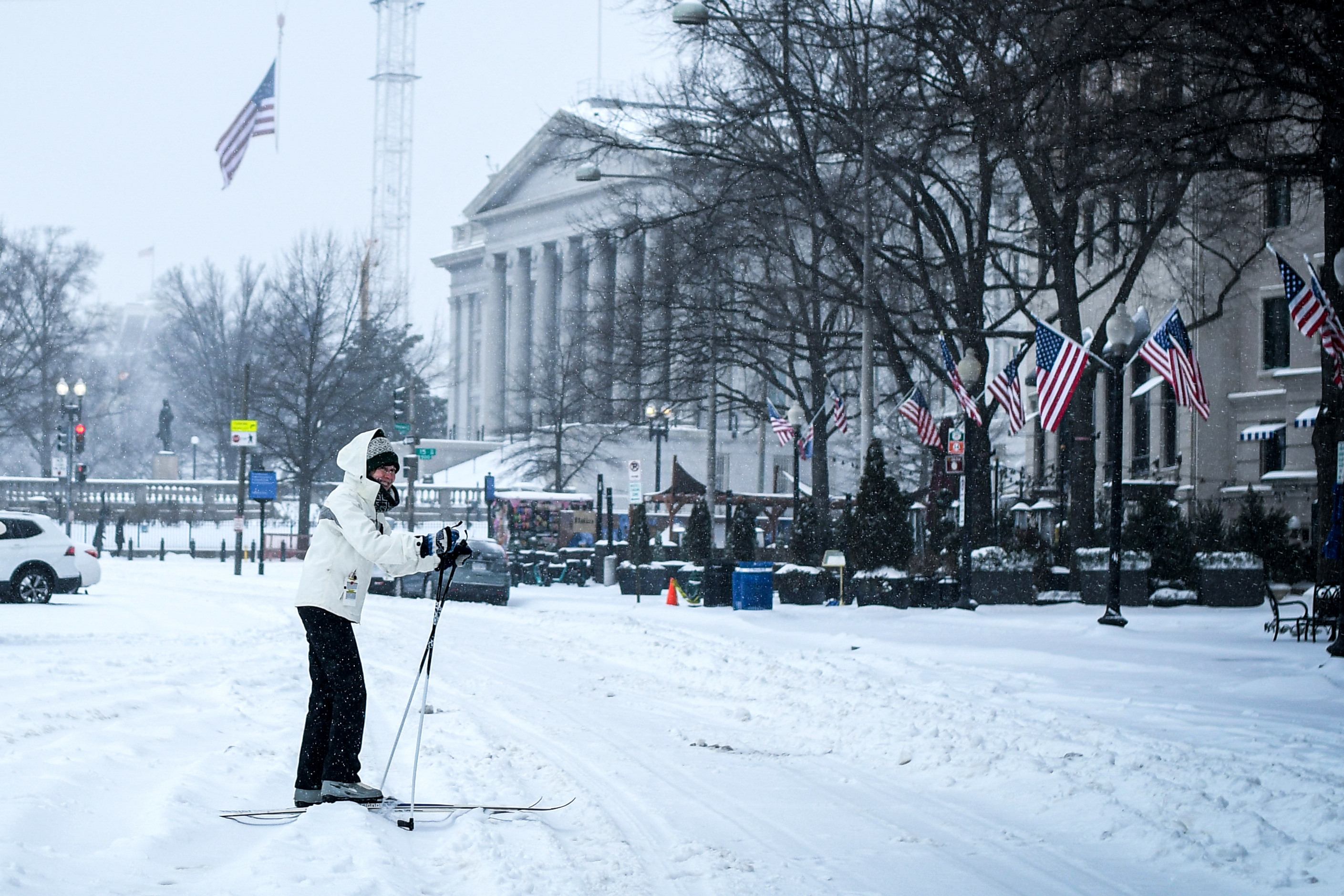 AME8325. WASHINGTON (ESTADOS UNIDOS), 25/01/2026.- Una persona hace esquí durante una nevada este domingo, en Washington (Estados Unidos). La gran tormenta de hielo y nieve que ha afectado a dos tercios de la geografía estadounidense ha dejado este domingo a más de 700.000 hogares, principalmente en estados del sur, sin suministro eléctrico. EFE/ David Toro