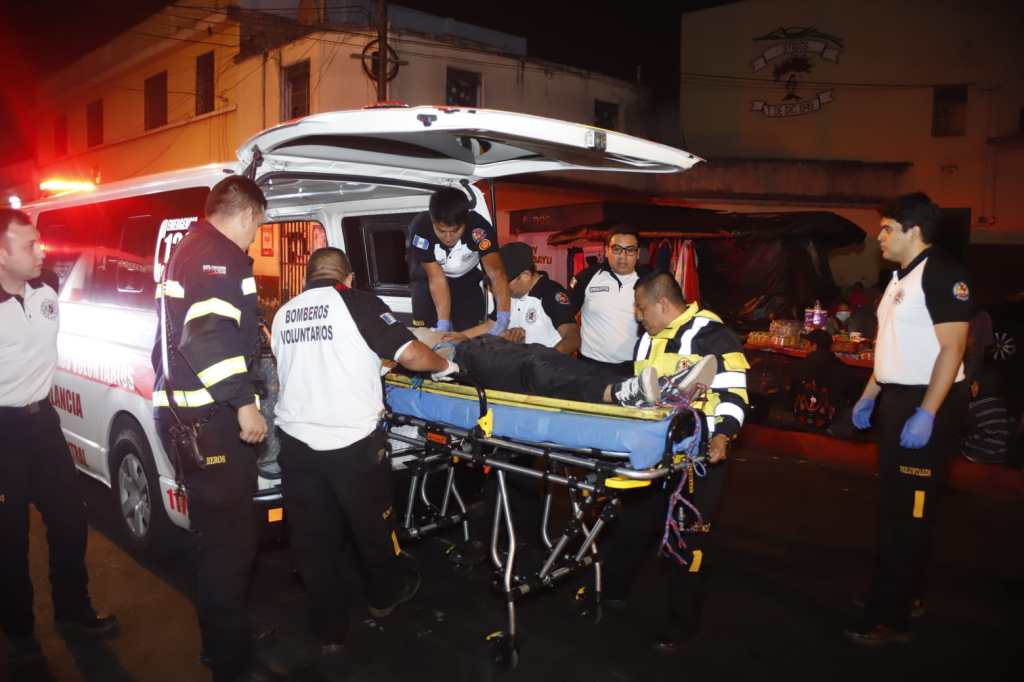 Bomberos trasladan a heridos de un ataque armado en la zona 3 de Ciudad de Guatemala hacia el Hospital Roosevelt. 