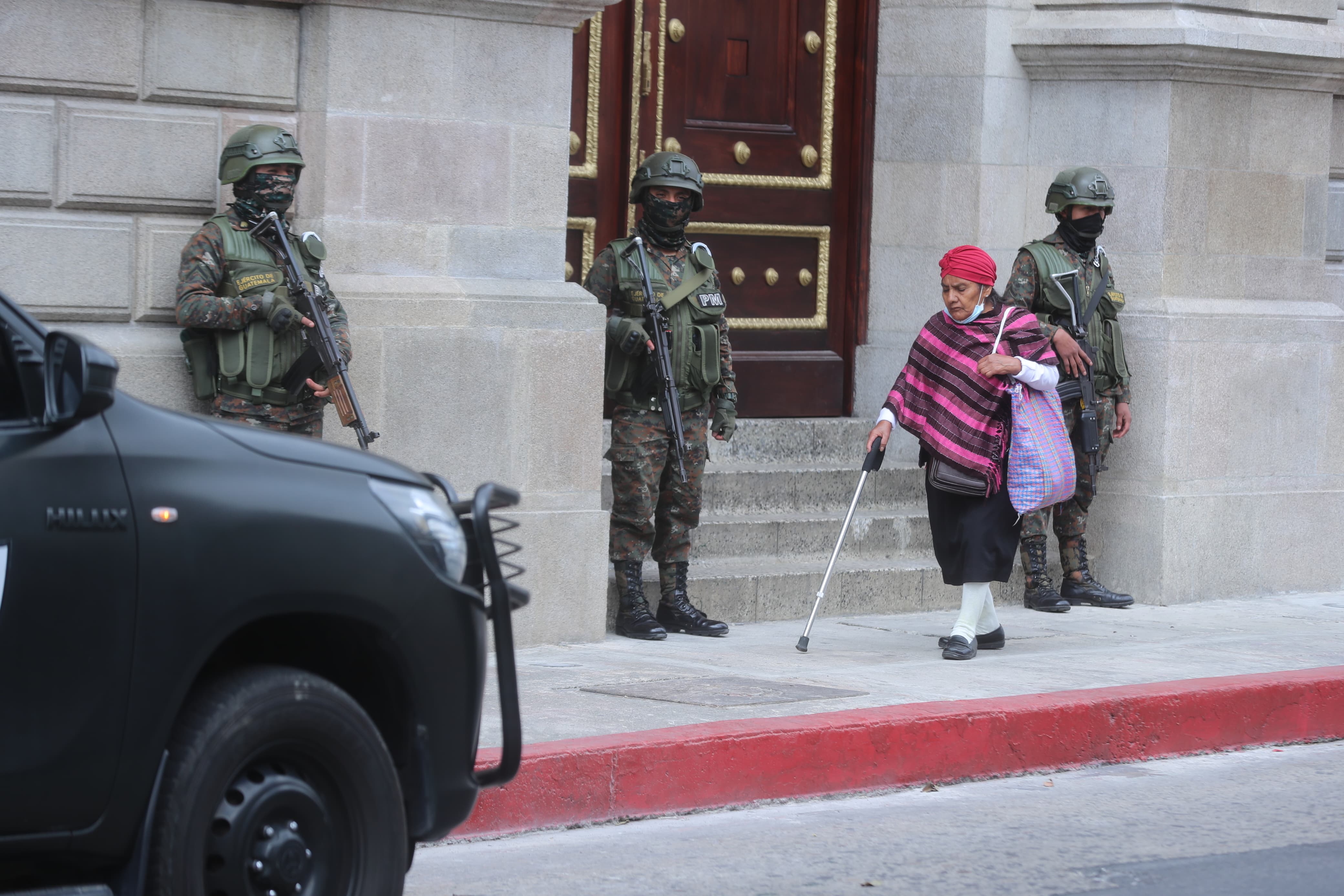 Elementos del Ejército apoyan labores de seguridad en las calles como parte del estado de sitio establecido en el Decreto 1-2026, vigente hasta el 16 de febrero de 2026. (Foto, Prensa Libre: Juan Diego González).