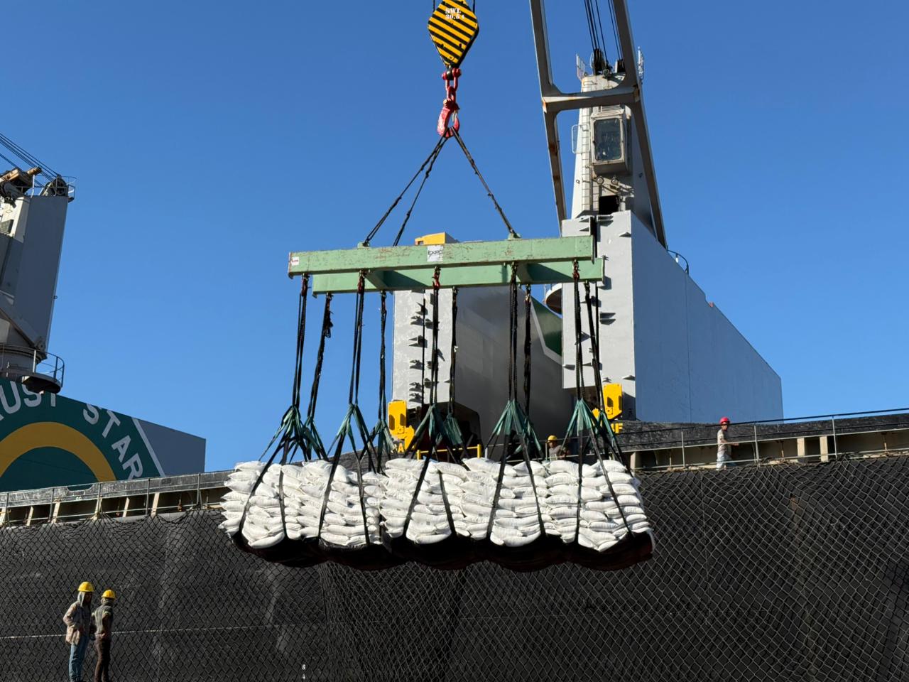 Los ingenios azucareros que exportan el producto implementaron desde noviembre un nuevo sistema para agilizar la carga en pie de buque, en el muelle comercial de la Empresa Portuaria Quetzal (EPQ), en Escuintla. (Foto Prensa Libre: Cortesía Asazgua)
