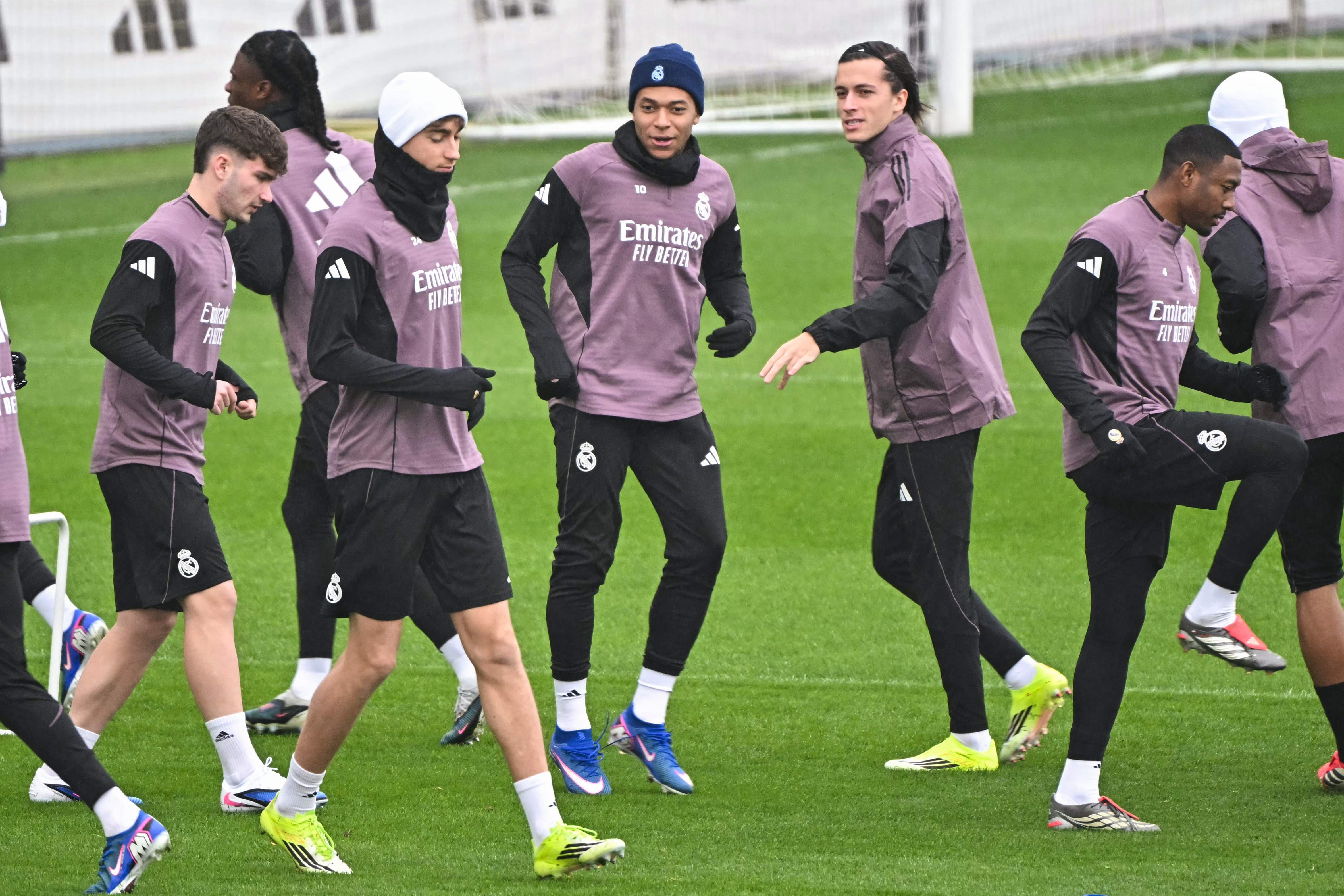 El delantero francés del Real Madrid, Kylian Mbappé asiste a una sesión de entrenamiento antes de su partido de fútbol de la liga española entre el Real Madrid y el Levante. (Foto Prensa Libre: AFP).