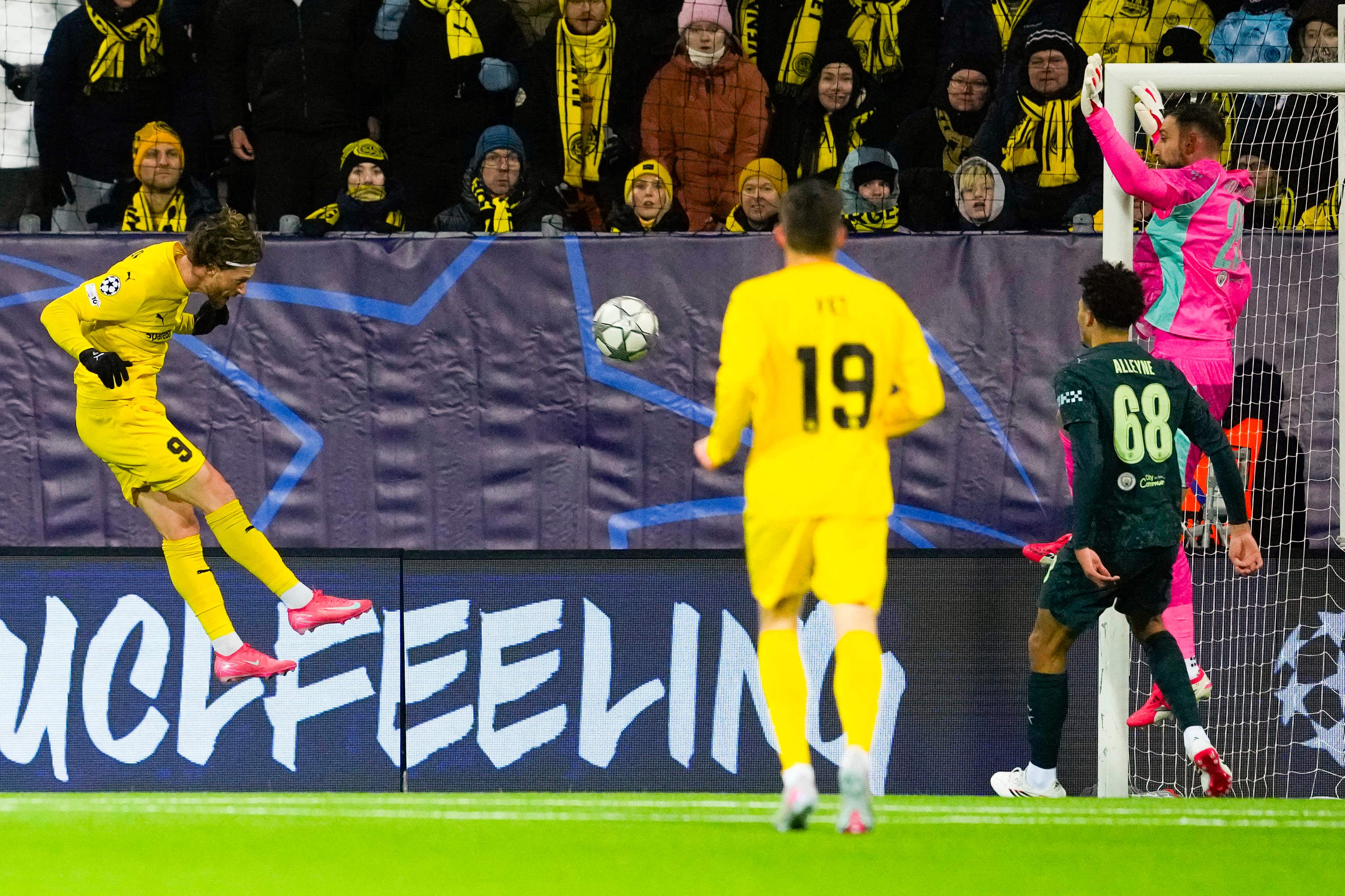 El delantero danés Kasper Waarst Hogh marca el primer gol de su equipo en la victoria del Bodo/Glimt frente al Manchester City. (Foto Prensa Libre; AFP).