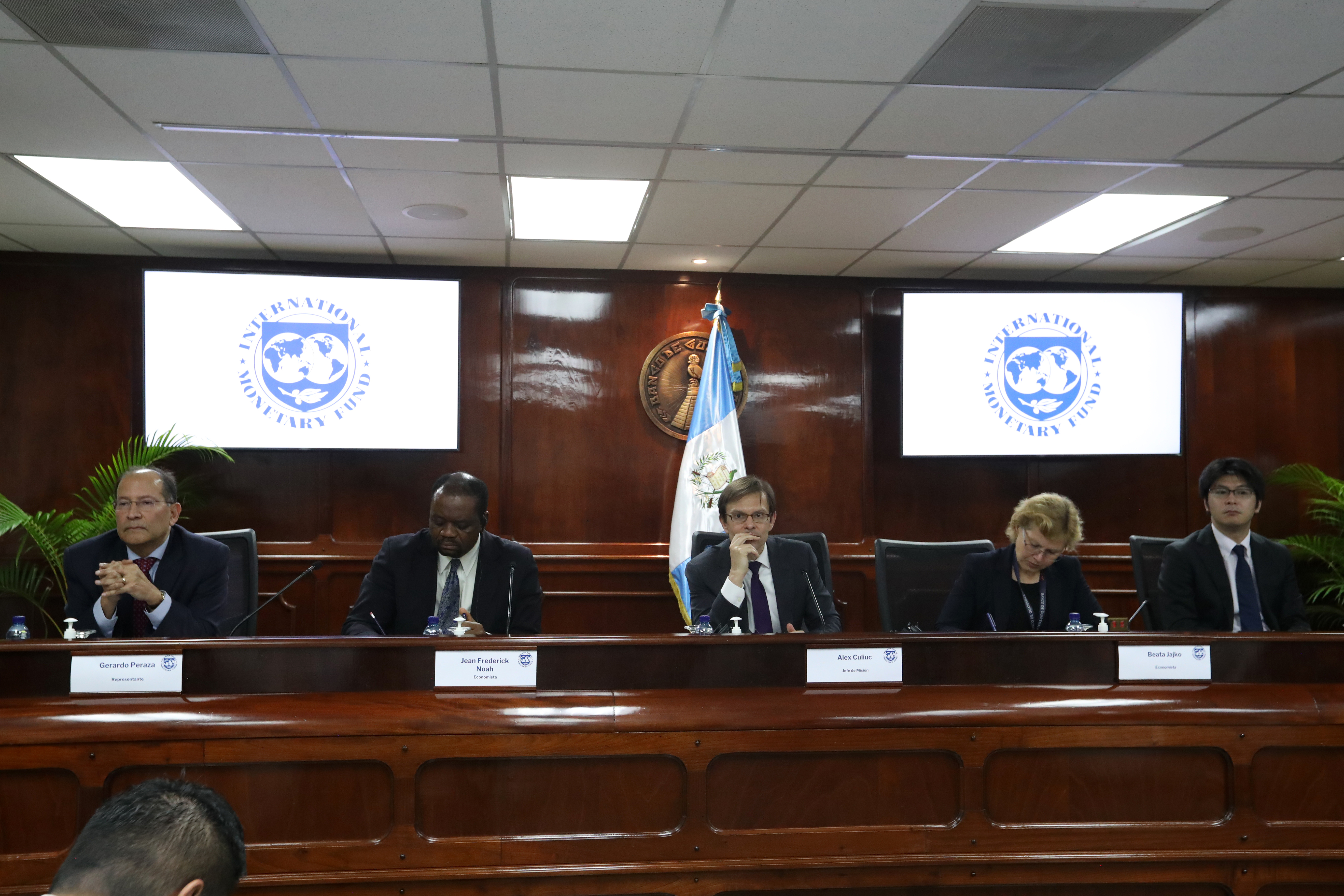 La misión Técnica del Fondo Monetario Internacional (FMI), concluye la revisión del artículo IV a Guatemala. En imagen, de izquierda a derecha, Gerardo Peraza -Representante en Guatemala, Jean Frederick Noah - Economista, Alex Culiuc . Jefe de Misión, Beata Jajko - Economista y Ryotaro Sawada - Economista. Fotografía Prensa Libre: María Reneé Barrientos Gaytan. 20-06-2025.