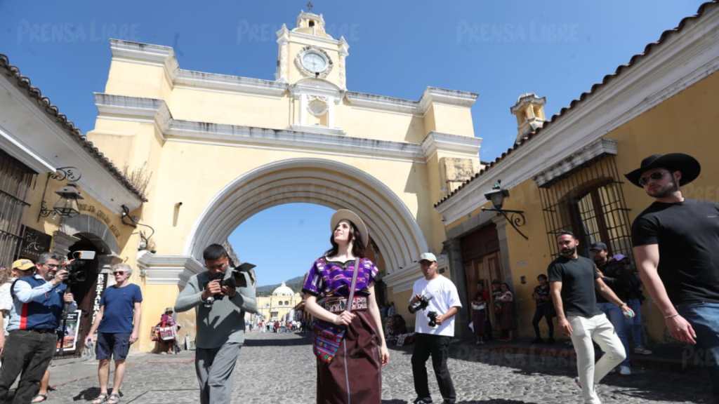 Fátima Bosch, Miss Universo 2025, posa frente al Arco de Santa Catalina en Antigua Guatemala