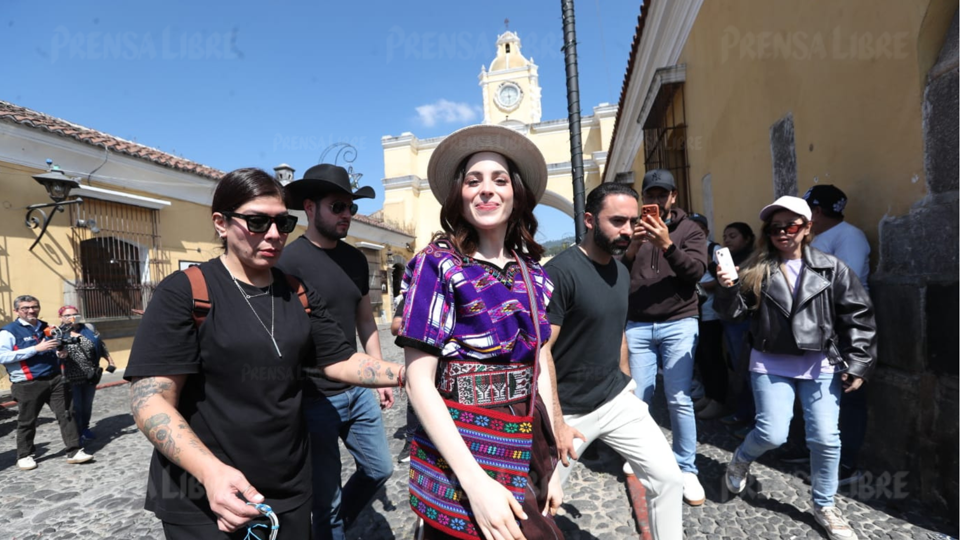 Fátima Bosch, Miss Universo 2025, posa frente al Arco de Santa Catalina en Antigua Guatemala