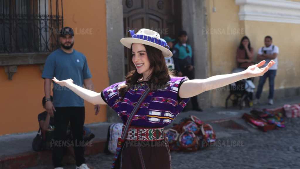 Fátima Bosch camina por calles empedradas de Antigua Guatemala durante su visita