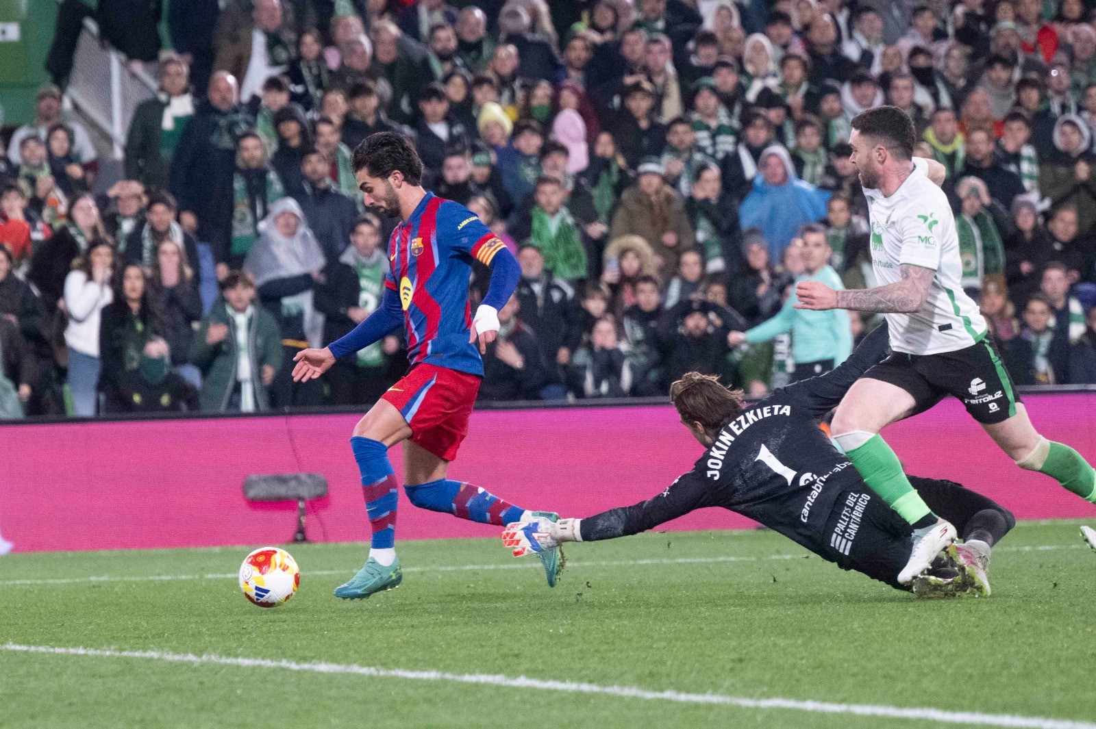 Ferran Torres se marcha del portero de Racing Jokin Ezkieta para poner el gol de la noche. (Foto Prensa Libre: EFE).