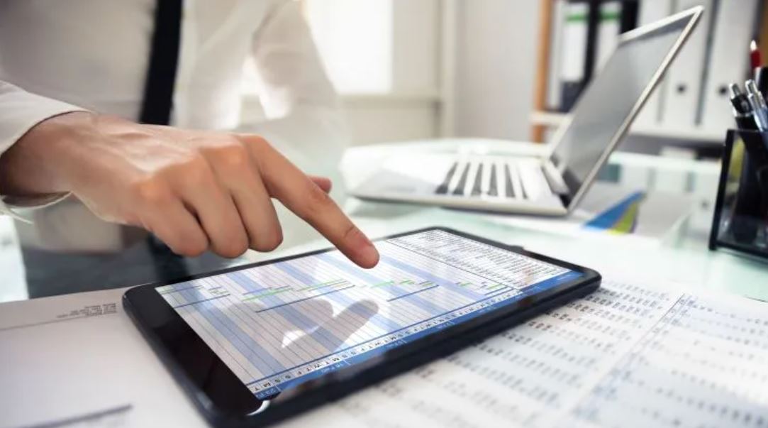 Persona trabajando en tablet y computadora Firma Acuerdo de Comercio Recíproco EEUU Guatemala 7