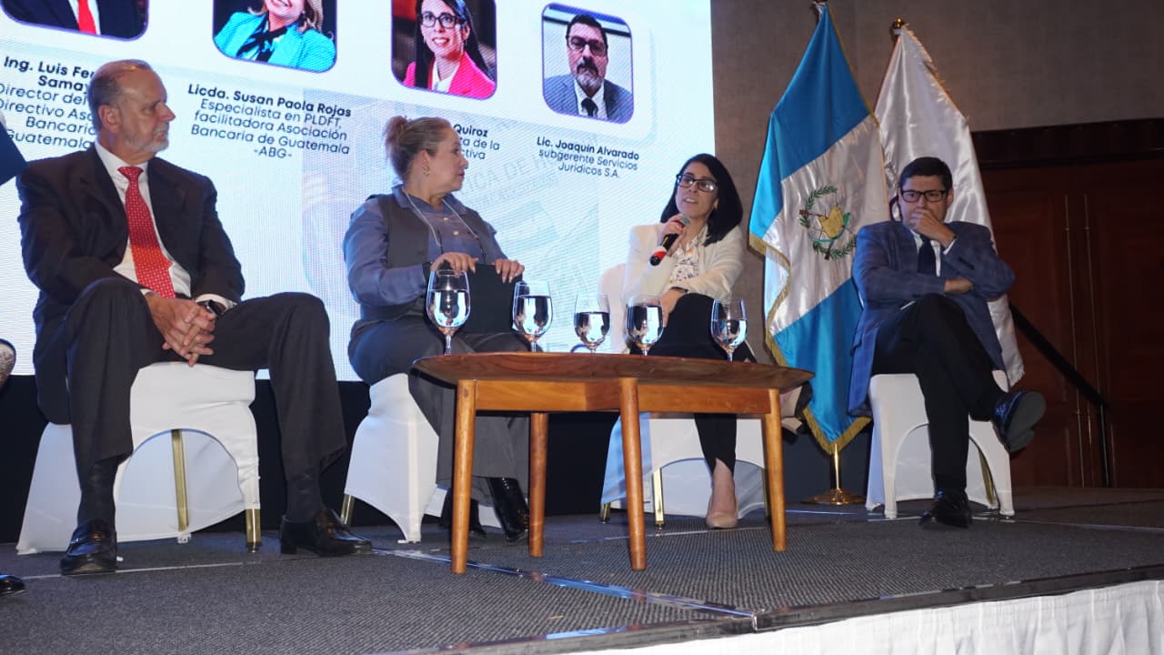 Panelistas exponen nuevos roles de personas obligadas durante el foro Prevención de Lavado de Dinero y Otros Activos, organizado por la Cámara de Finanzas de Guatemala. (Foto Prensa Libre: José Sánchez)