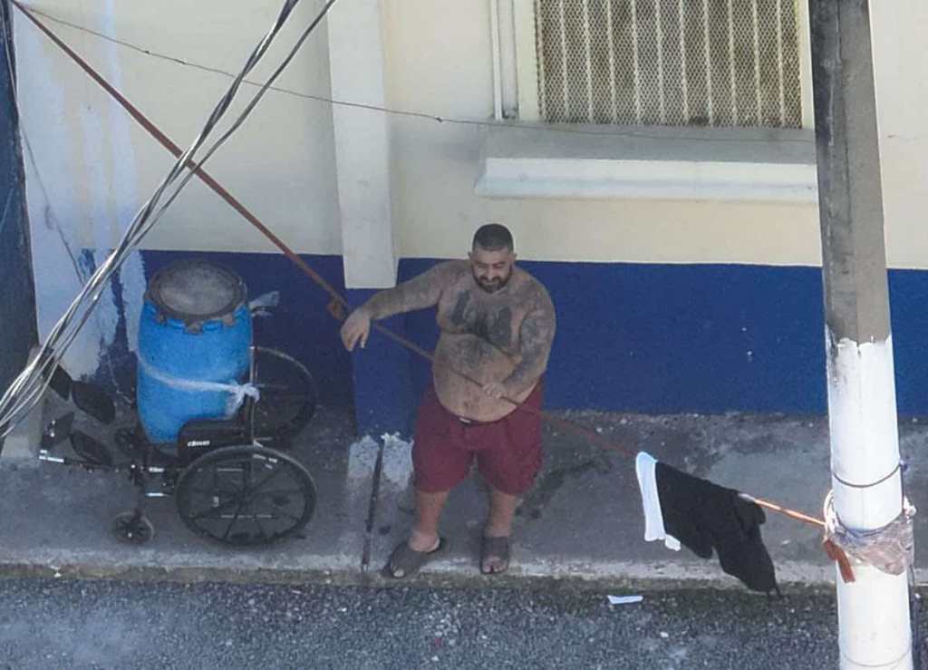 Fotografía de Aldo Dupie Ochoa Mejía, alias “El Lobo”, en un espacio del centro penitenciario Renovación I; Mingob indica que la imagen fue tomada durante disturbios y no refleja su condición actual.