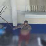 Fotografía de Aldo Dupie Ochoa Mejía, alias “El Lobo”, en un espacio del centro penitenciario Renovación I; Mingob indica que la imagen fue tomada durante disturbios y no refleja su condición actual.