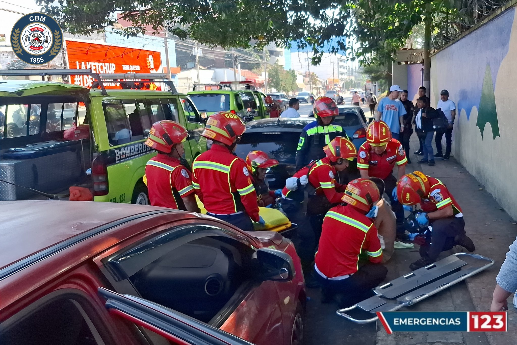 Socorristas municipales estabilizan a un hombre herido de bala en el tórax y abdomen, tras un ataque armado en la avenida Hincapié y 1ª. calle, zona 13. Fue trasladado al Hospital Roosevelt en estado delicado. (Foto Prensa Libre: CBM)