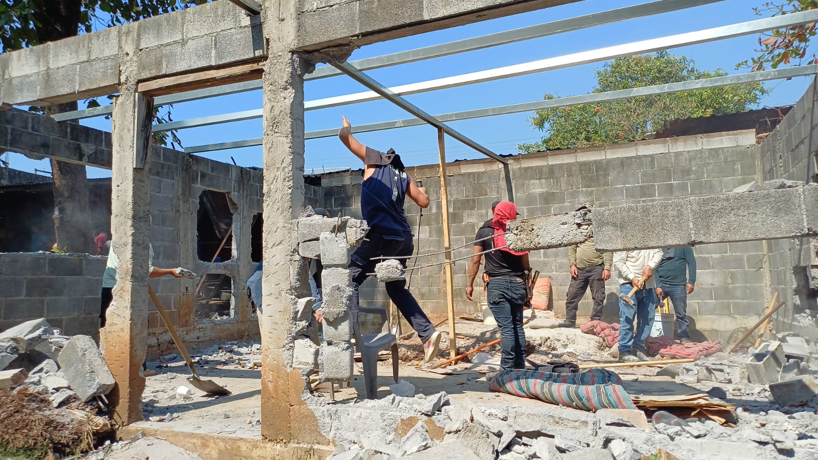 Agentes destruyen construcciones no autorizadas dentro de la cárcel Renovación I, como parte de los operativos de control y seguridad ejecutados en Escuintla. (Foto Prensa Libre: PNC)