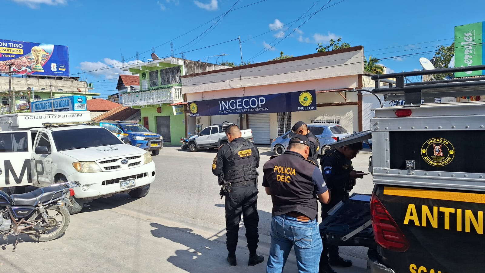 Agentes de la PNC y personal del MP procesan la escena donde fue atacado el director del CUDEP, Edy Josué Romero Tzin. (Foto Prensa Libre: PNC)