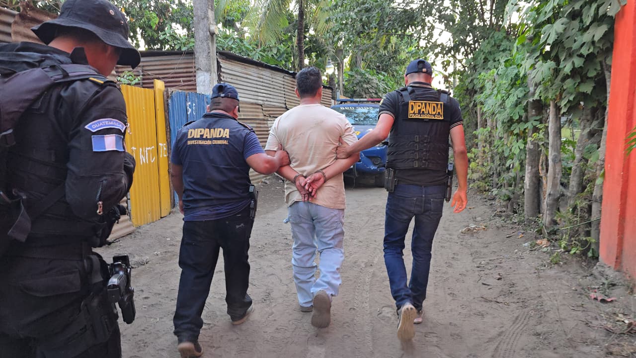Saulo “N”, de 32 años, es detenido en una tienda de barrio señalada como fachada para actividades ilícitas. (Foto Prensa Libre: PNC)